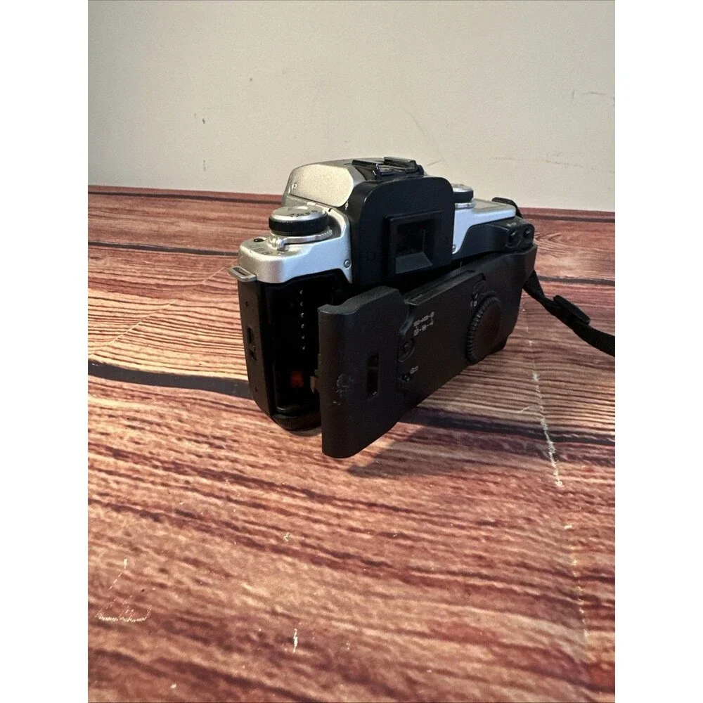Canon EOS Elan II 35mm SLR Film Camera Body Only - READ - DOOR WON’T LATCH